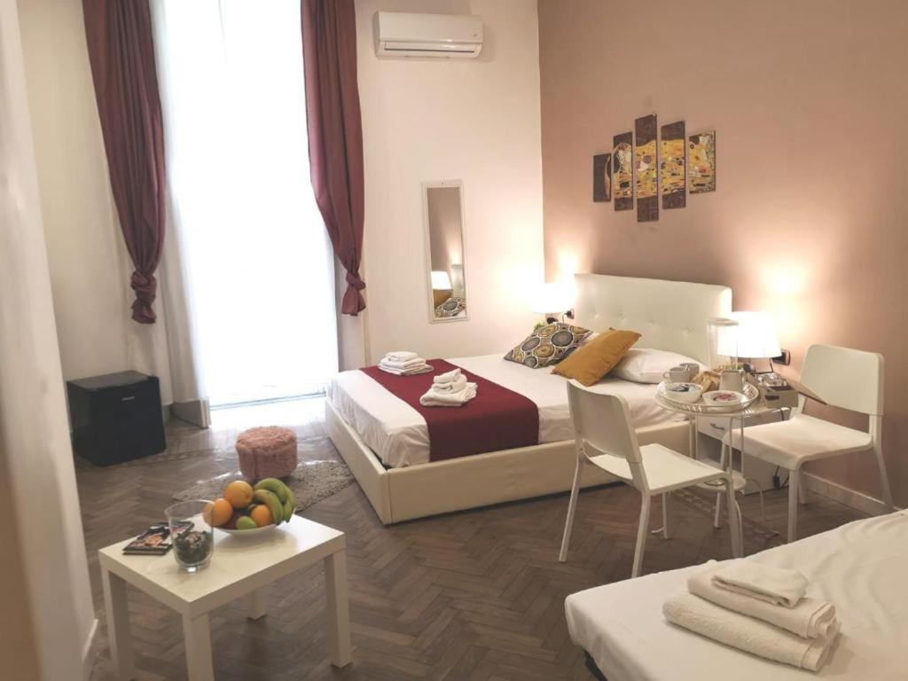Domus Luigi Leone 2 Bed & Breakfast Naples Luaran gambar